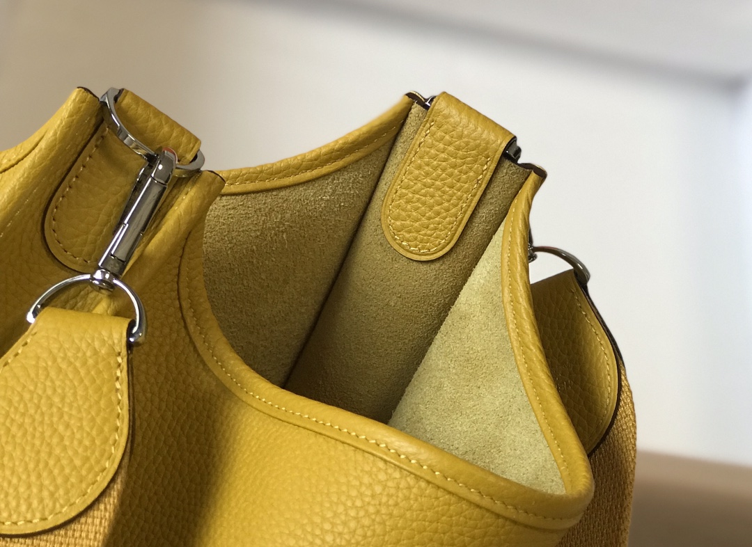 Hermes Evelyne III 29 PM Shoulder Bag In Yellow Clemence Leather